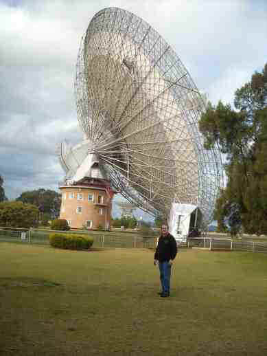 2010_07_11a_the_dish_at_parkes.jpg (52216 bytes)