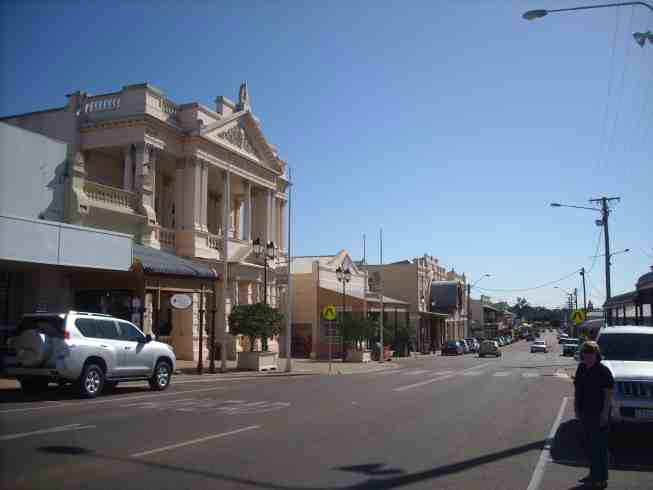 2010_07_20a_charters_towers_top_street.jpg (59298 bytes)