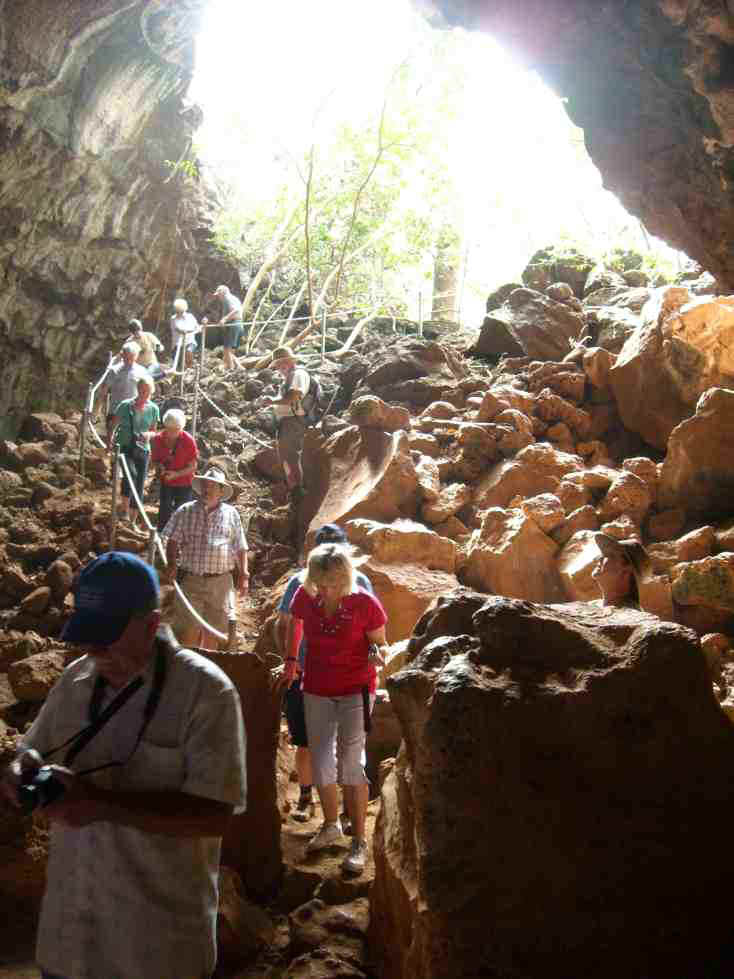 2010_07_21b_lava_tubes_0701_sml.jpg (88080 bytes)