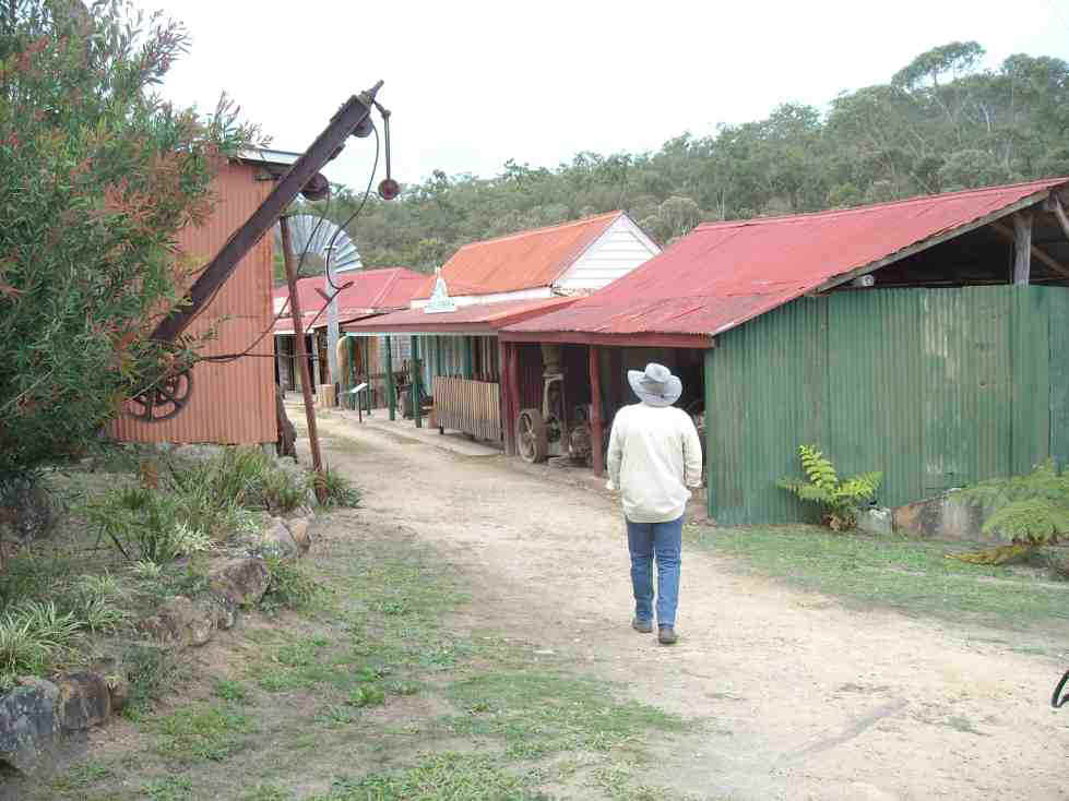 2010_07_23b_herberton_village_0806_sml.jpg (91310 bytes)