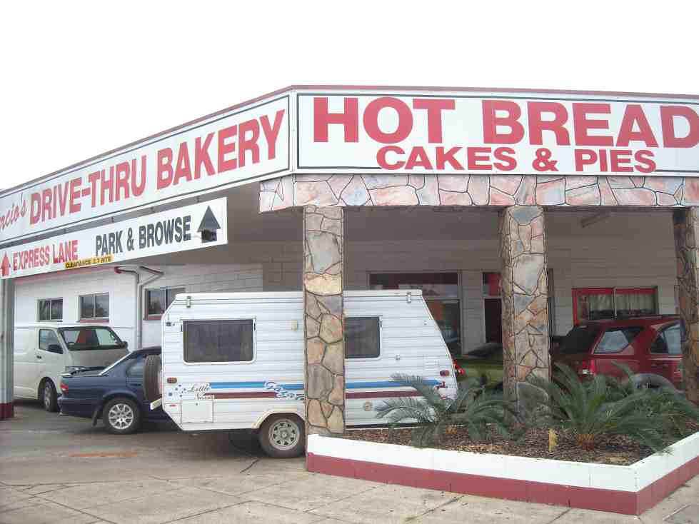 2010_07_26a_mareeba_drive_thru_bakery_0981_sml.jpg (86043 bytes)