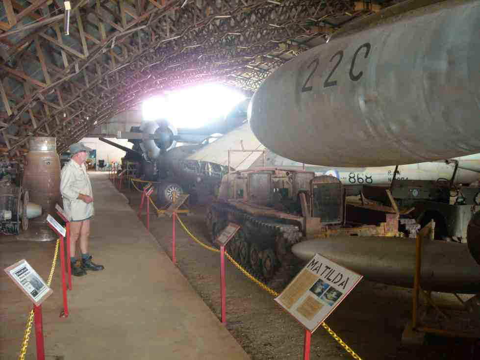 2010_07_27b_mareeba_military_museum_0988_sml.jpg (75520 bytes)