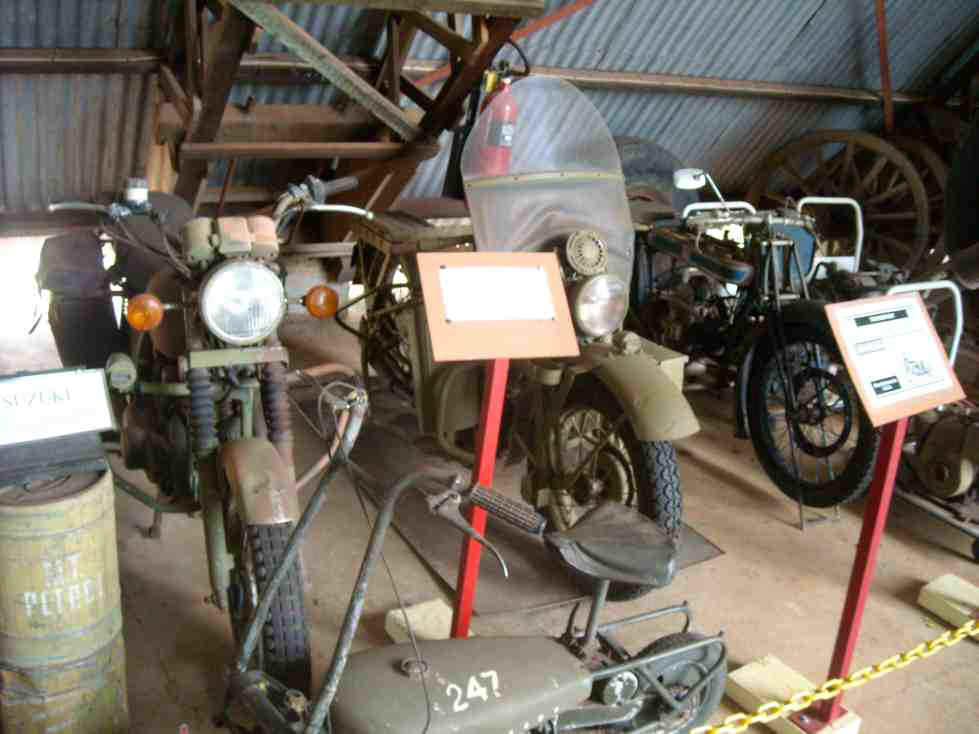 2010_07_27c_mareeba_military_museum_0992_sml.jpg (82964 bytes)