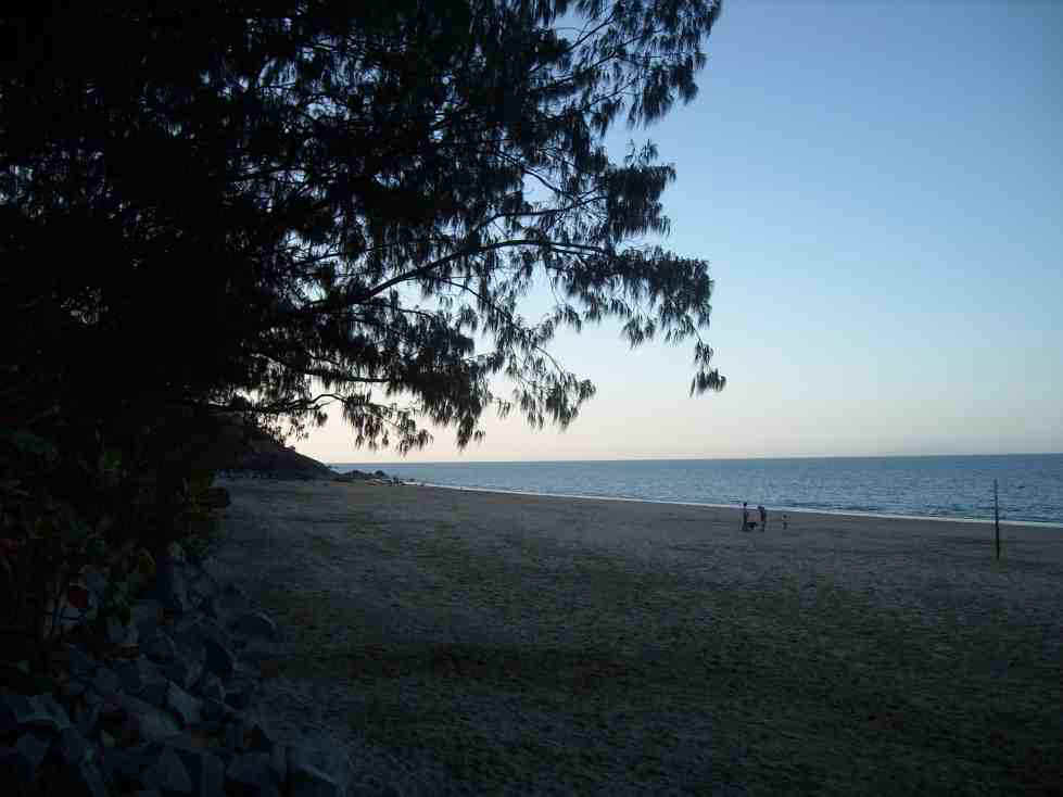 2010_08_01e_black_beach_mackay_1298_sml.jpg (78816 bytes)