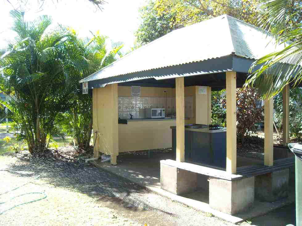 2010_08_02c_rockhampton_fpa_park_camp_kitchen_1324_sml.jpg (103347 bytes)