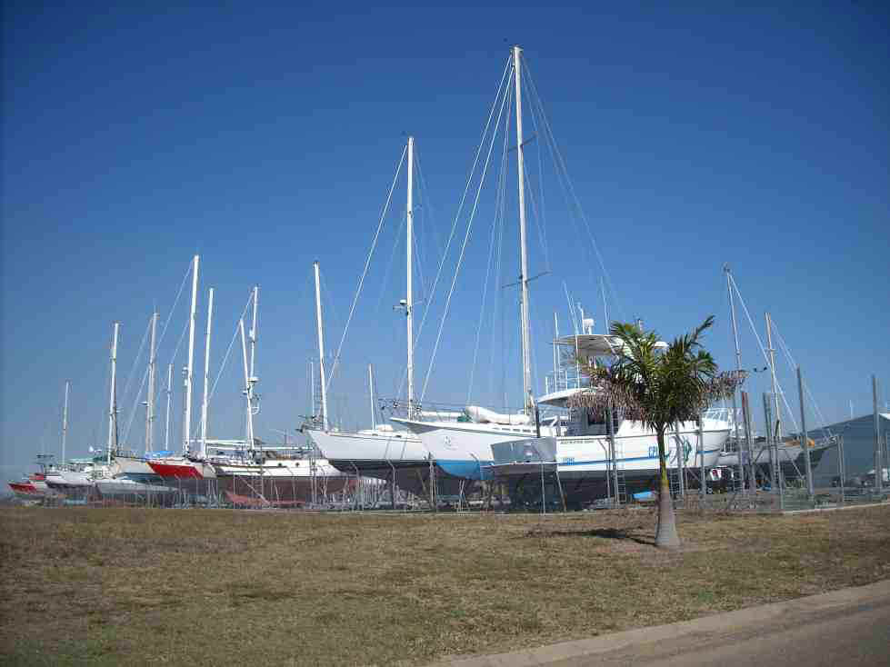 2010_08_06g_burnett_river_drydock_1638_sml.jpg (76659 bytes)