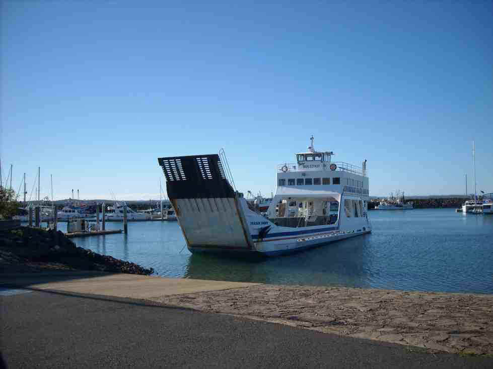 2010_08_07b_hervey_bay_departure_dock_fraser_island_1680_sml.jpg (69706 bytes)