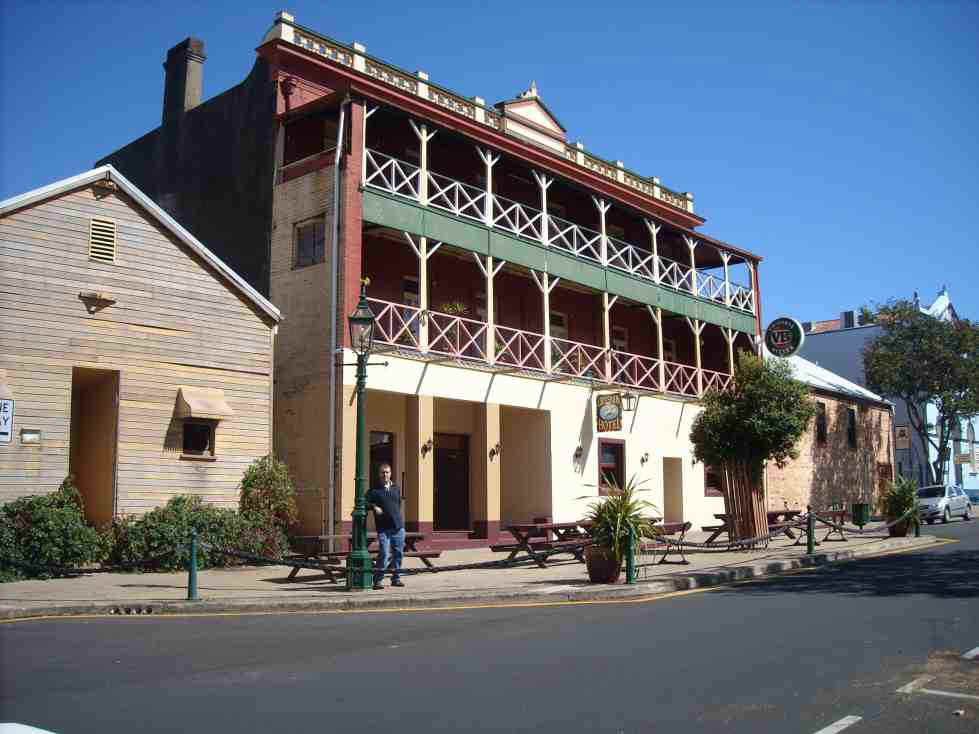 2010_08_07h_maryborough_former_melbourne_hotel_1741_sml.jpg (93314 bytes)