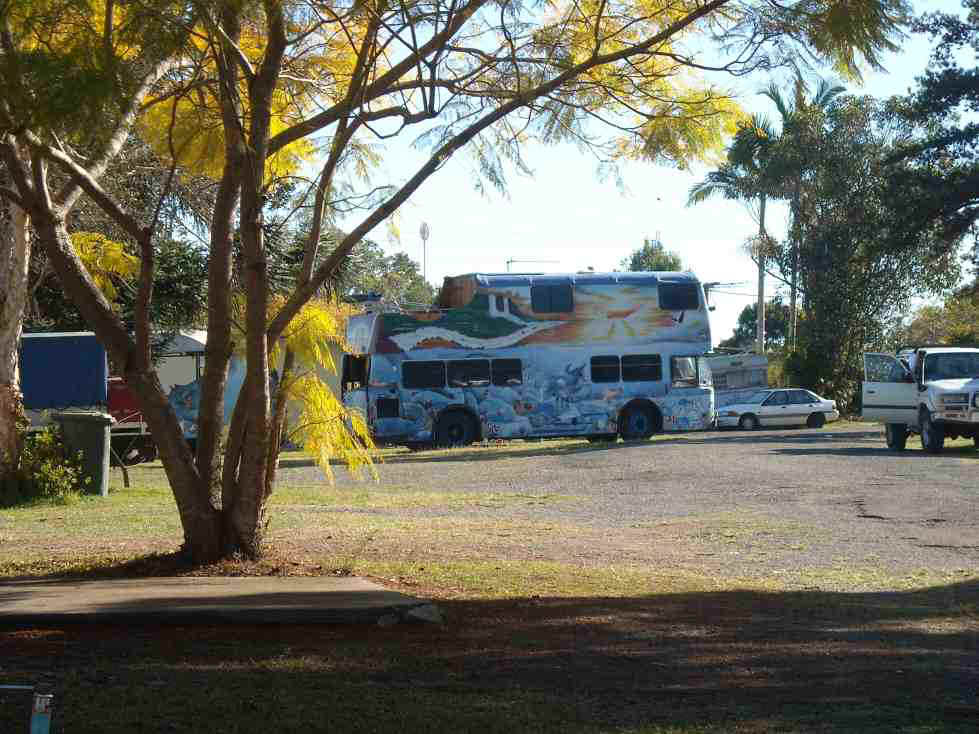 2010_08_08a_terry_laughin_double_decker_motorhome_gympie1801_sml.jpg (107524 bytes)