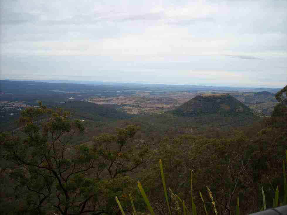 2010_08_11b_towoomba_lookout_2028_sml.jpg (65444 bytes)